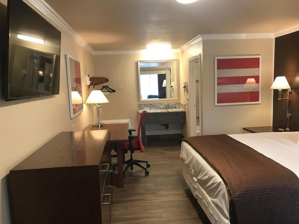 Abby's Anaheimer Inn - Across Disneyland Park