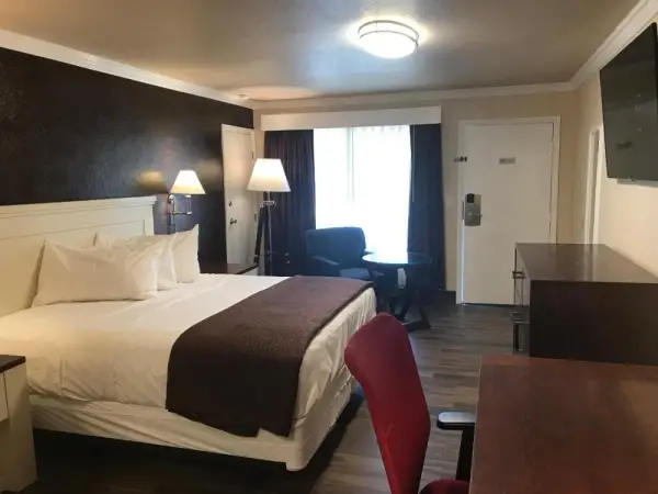 Abby's Anaheimer Inn - Across Disneyland Park 10