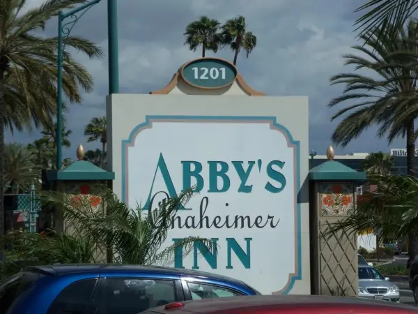 Abby's Anaheimer Inn - Across Disneyland Park 4